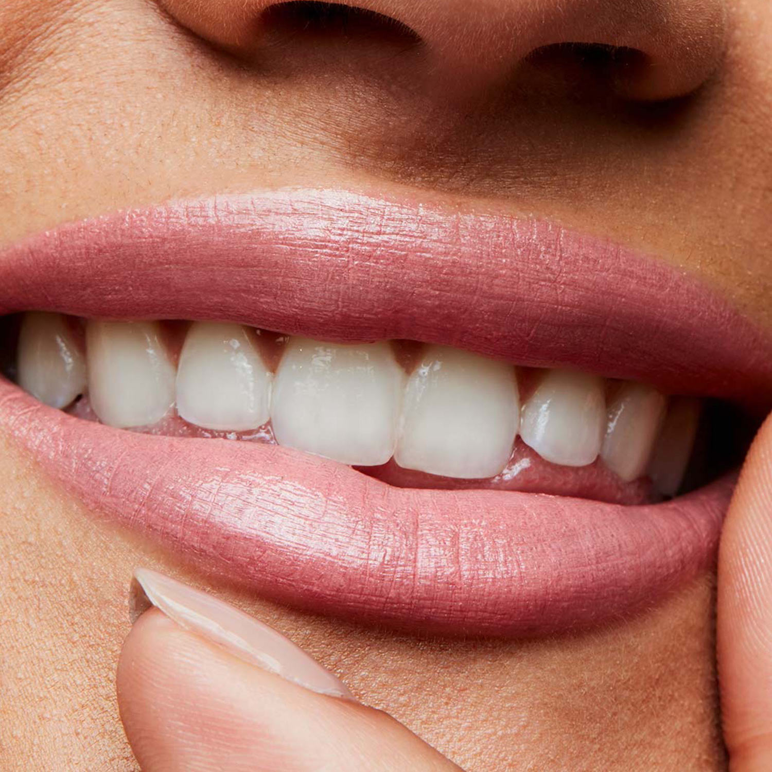 FROST LIPSTICK (LABIAL EN BARRA ACABADO APERLADO)